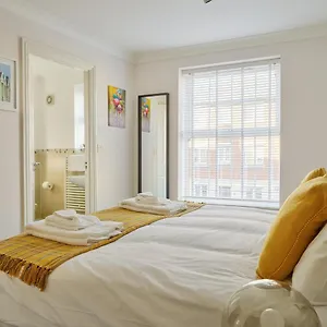 Curb - Gorgeous 3 Bedroom House Close To Town Centre Holiday home