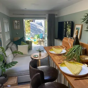 Town Centre Garden Retreat Apartment